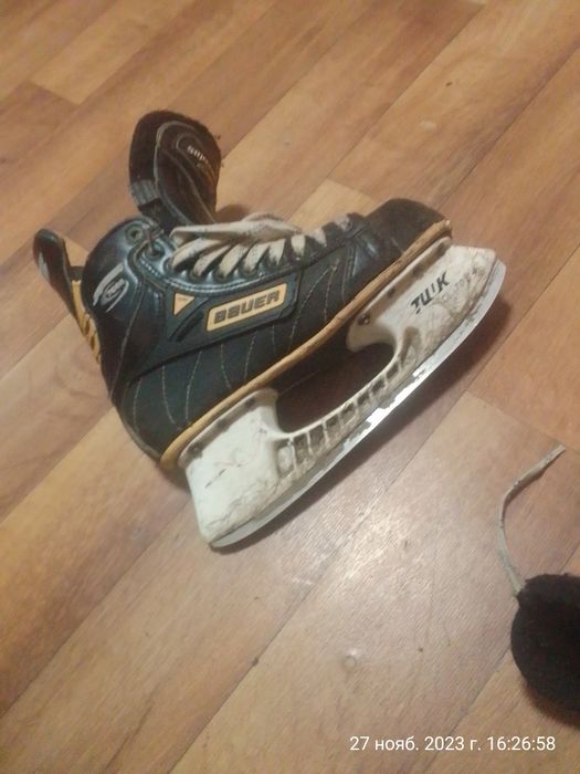 Хокейні ковзани...