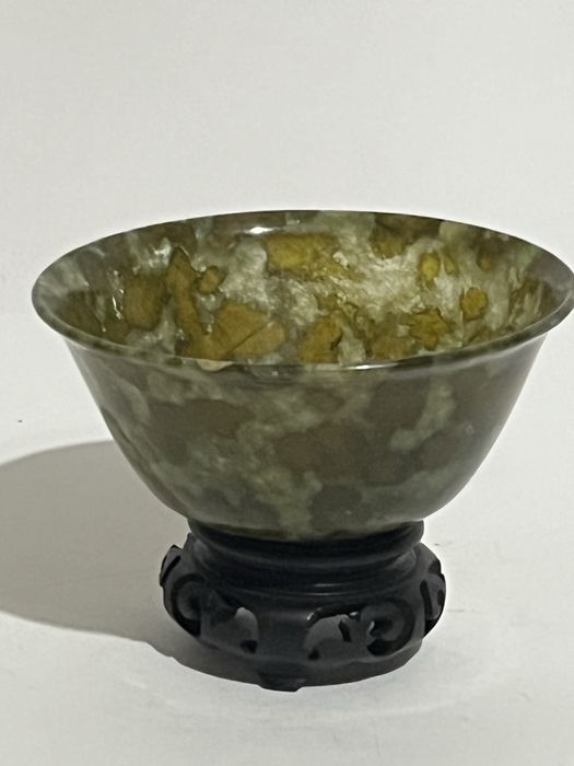 Tigela antiga em jade verde espinafre