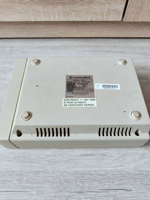 Commodore 1541 - II Disk Drive - stacja dysków. Sprawna i przetestowana.