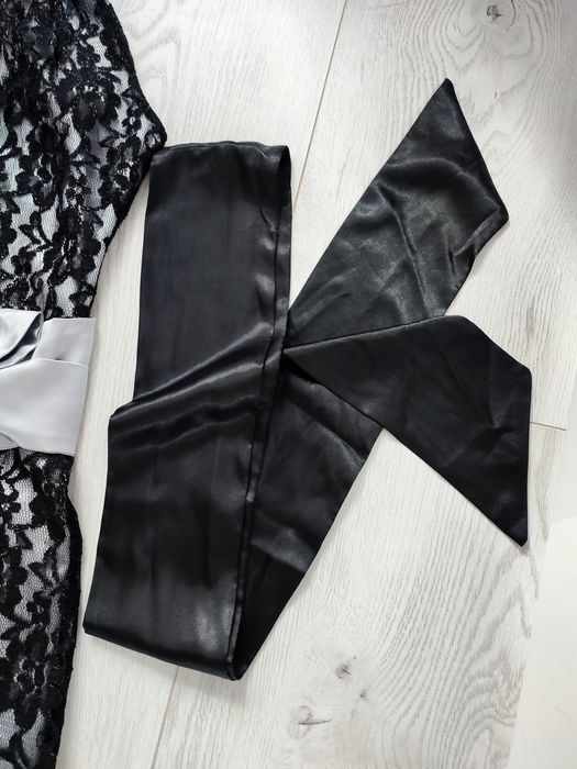 Elegancka koronkowa satynowa czarna srebrna sukienka do kolan r. 36
