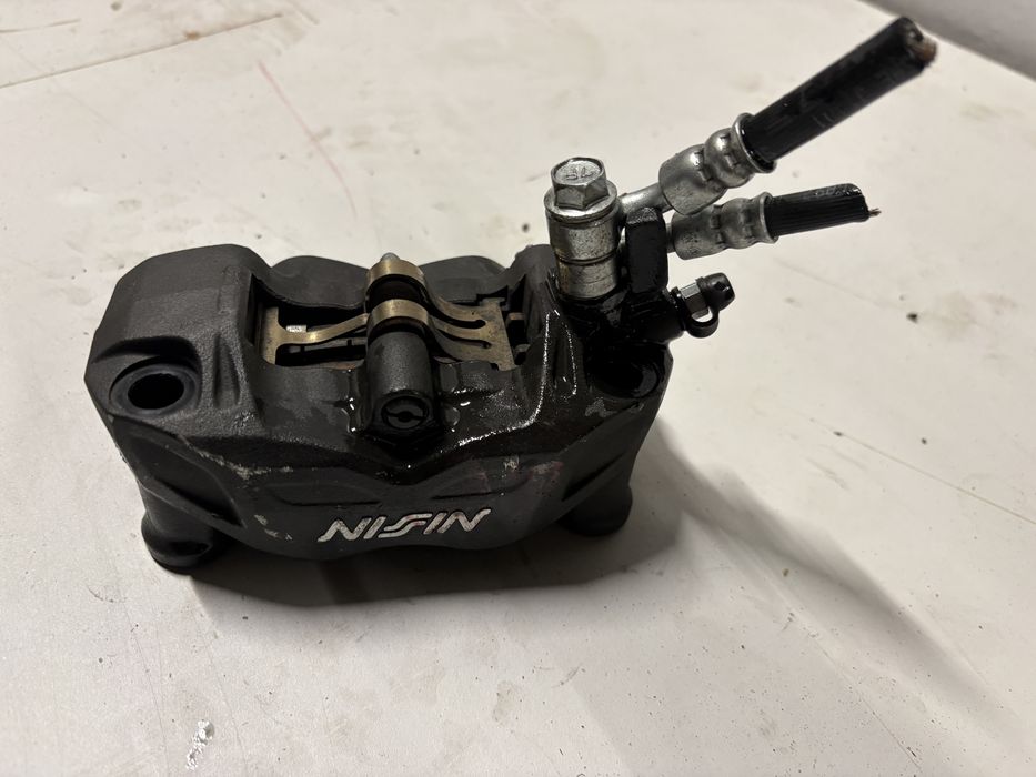 Zacisk hamulcowy lewy przód suzuki gsx8s 2023