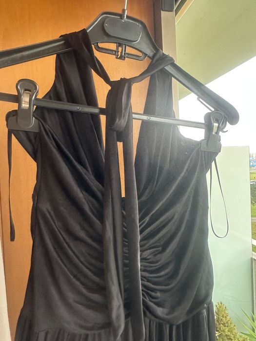 Vestido preto elegante decotado