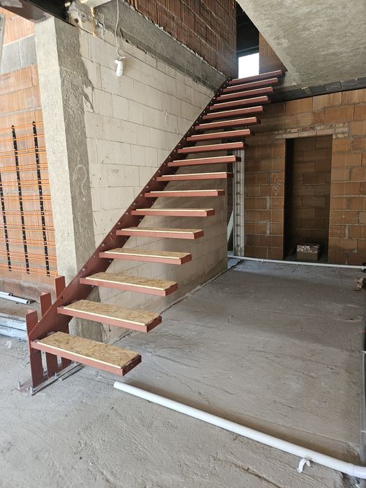 Schody półkowe wspornikowe wiszące - konstrukcja stalowa