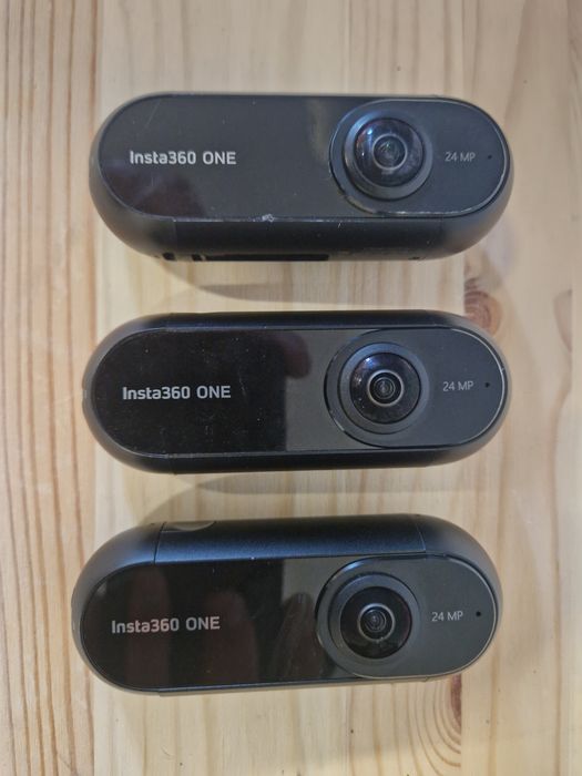 Три камери Insta360 One вмикаються і під'єднуються до iPhone