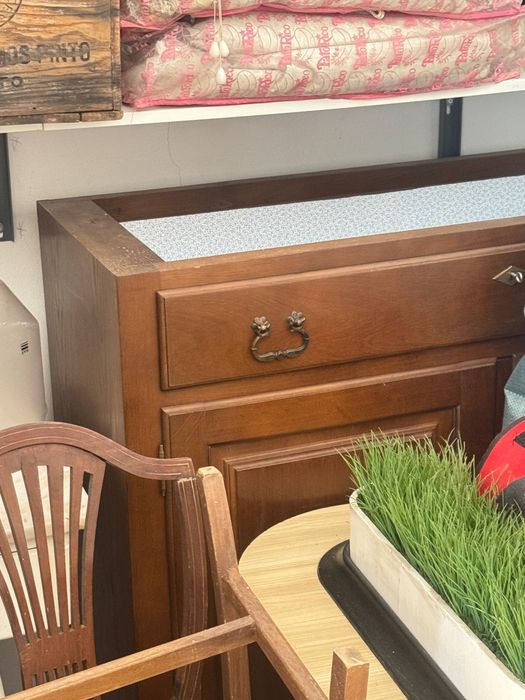 Móveis e camas variados