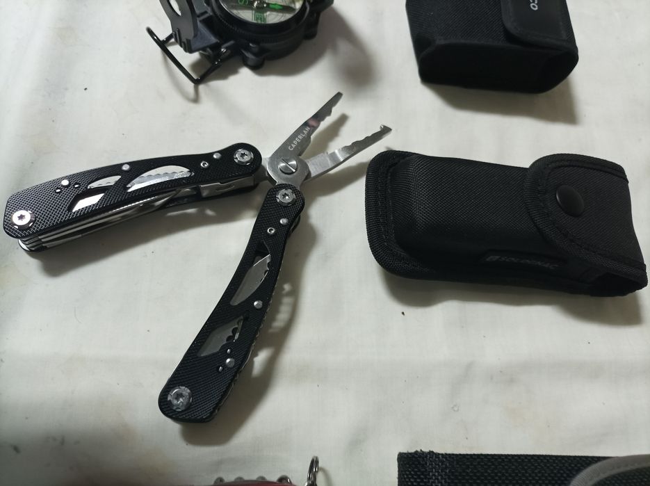 Bússola, alicate de pesca e canivete Victorinox