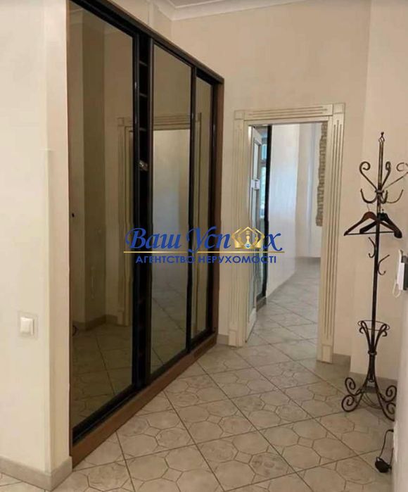 Продаж  офіса  у центре  мiста перший поверх . Крутой спуск 5