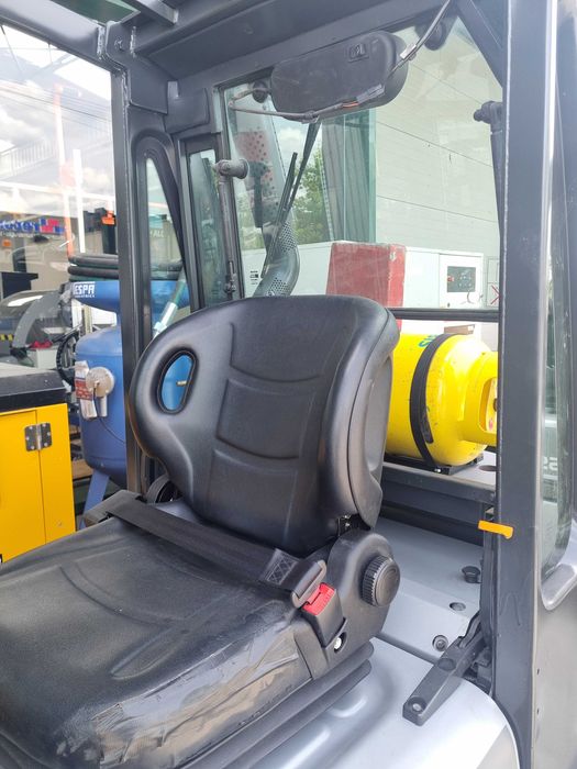 Empilhador NISSAN a gás como novo