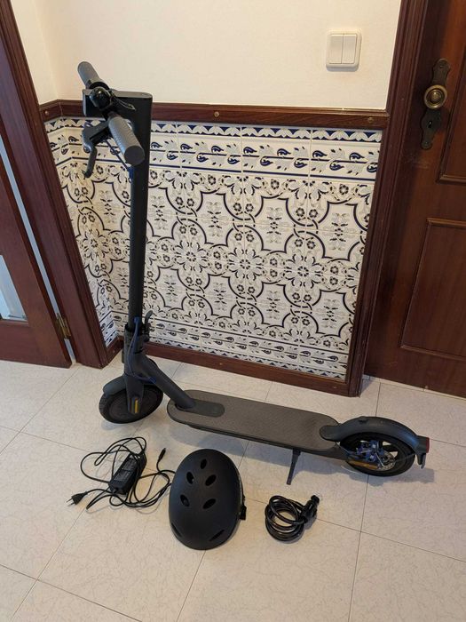 Trotinete Elétrica Xiaomi Mi Electric Scooter 3 + Carregador original + Capacete