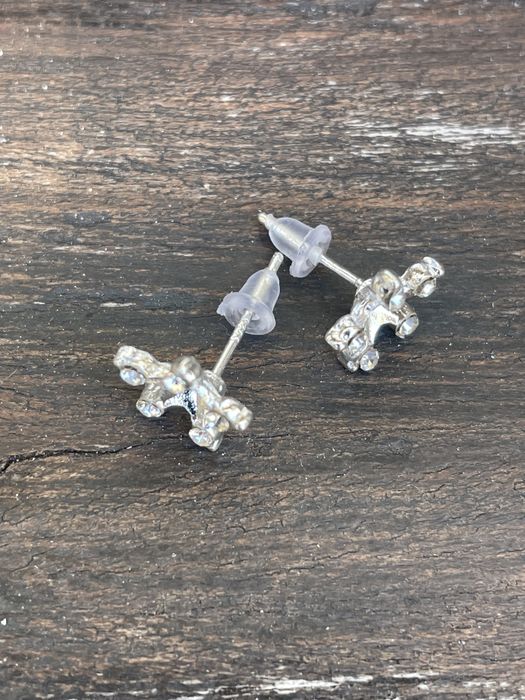 Brincos de prata, com pedrinhas brilhantes