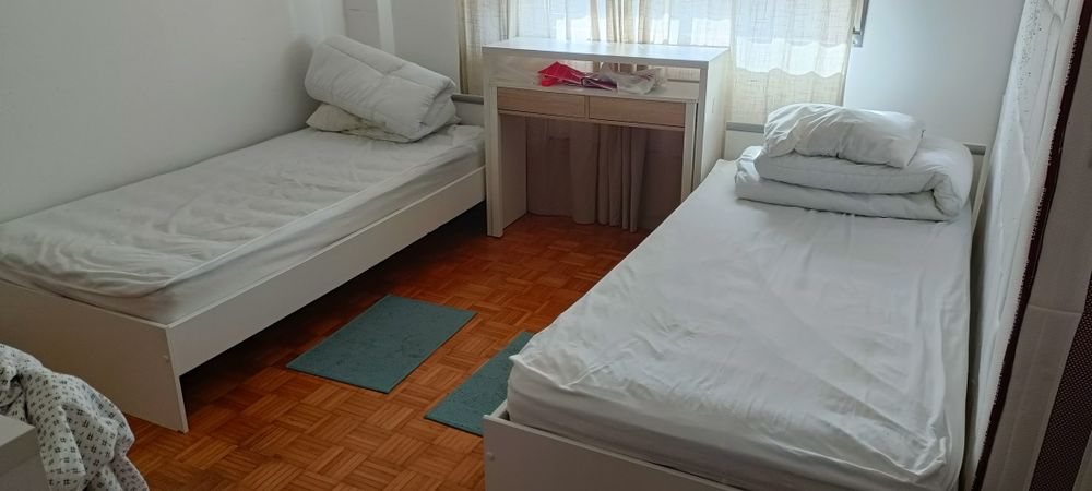 Mesa  secretária dupla com gavetas; cama  solteiro com colchão;