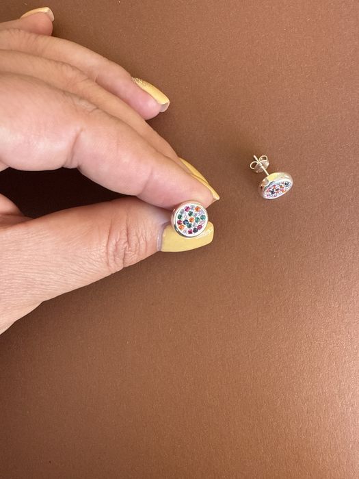 Brinco banhado a prata com pedras coloridas de zirconia
