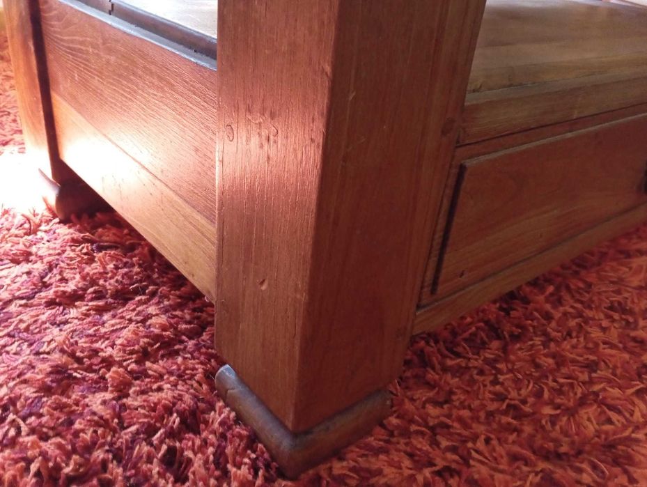 Mesa centro/apoio em castanho maciço com gaveta