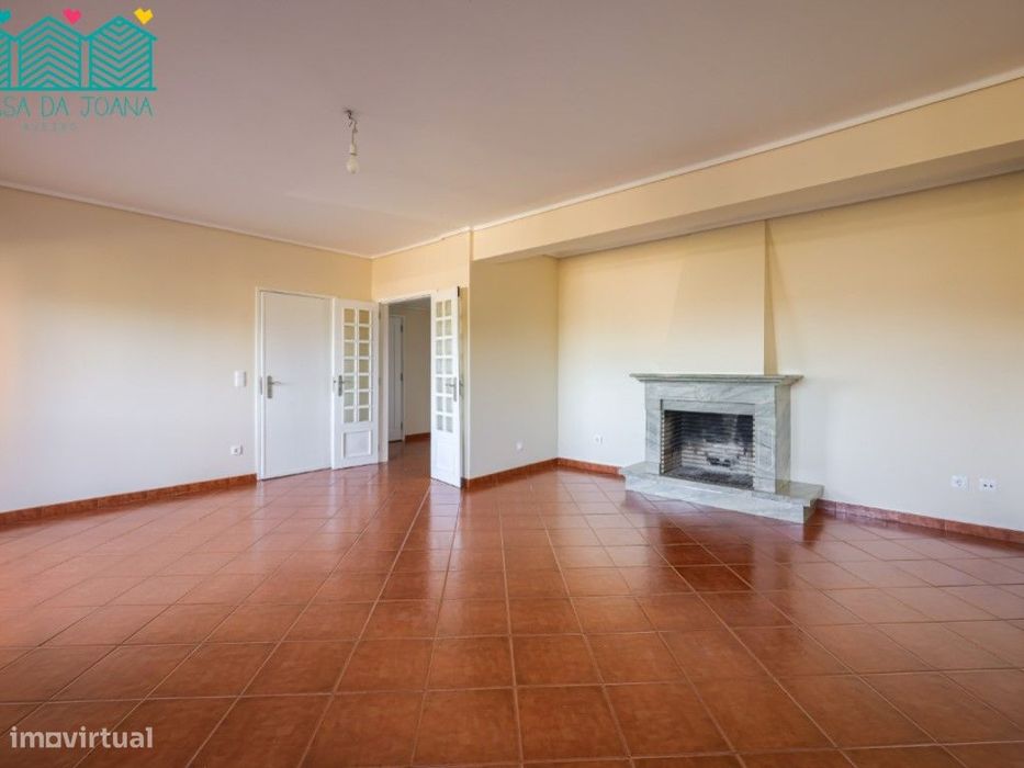 Apartamento T3 com Garagem Fechada em Esgueira
