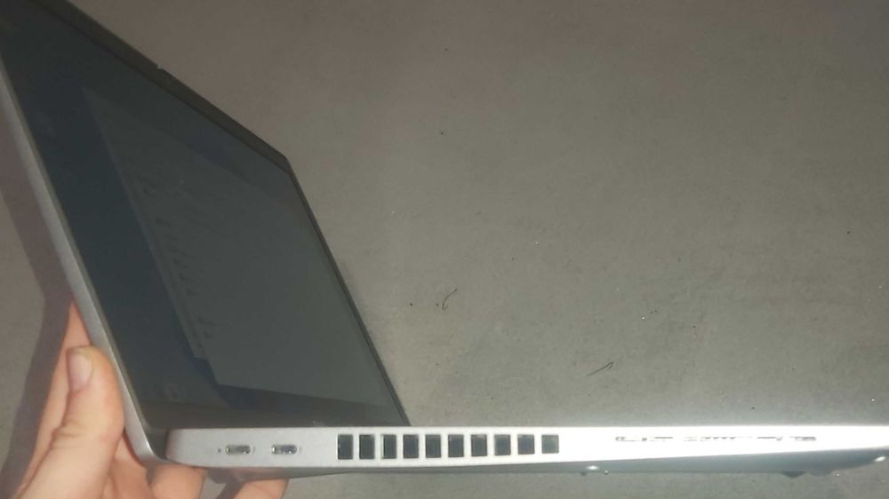 Dell Lat 5520 i5-1135G7 / brak / brak / bateria Exellent-Uszkodzony