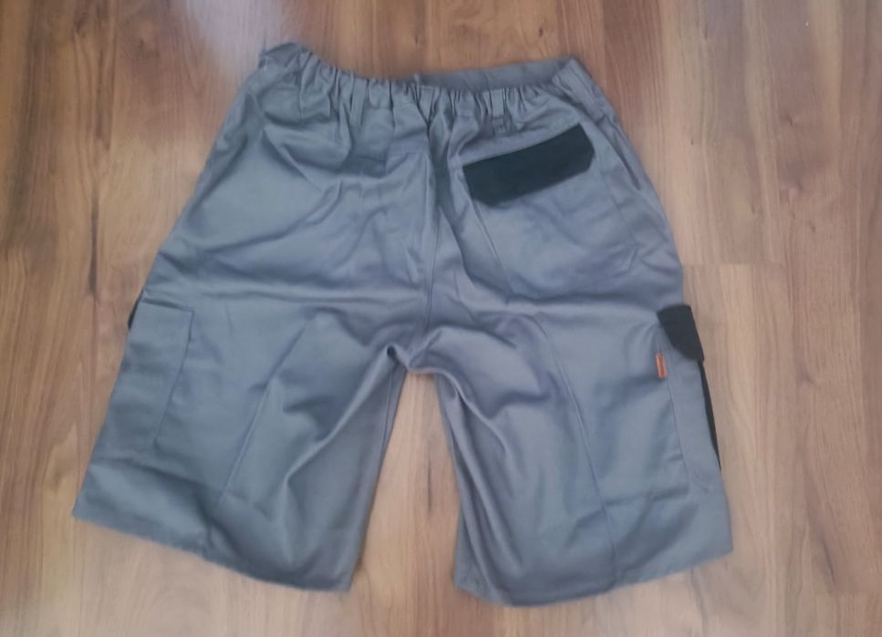 Jaqueta (20€) e bermuda (14€) de trabalho para homem da REINDL