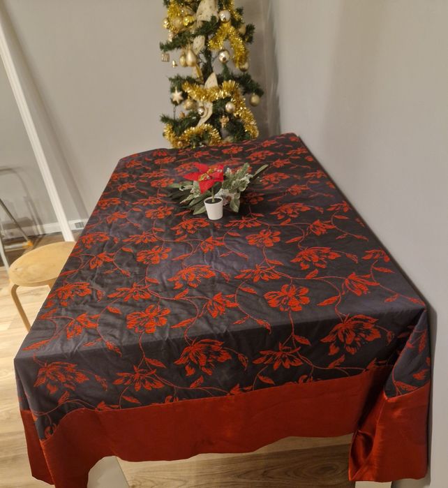 Piękny   obrus   duży.