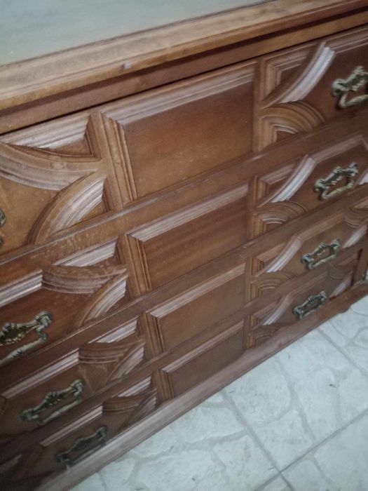 Vendo cómoda muito antiga em estado razoável.