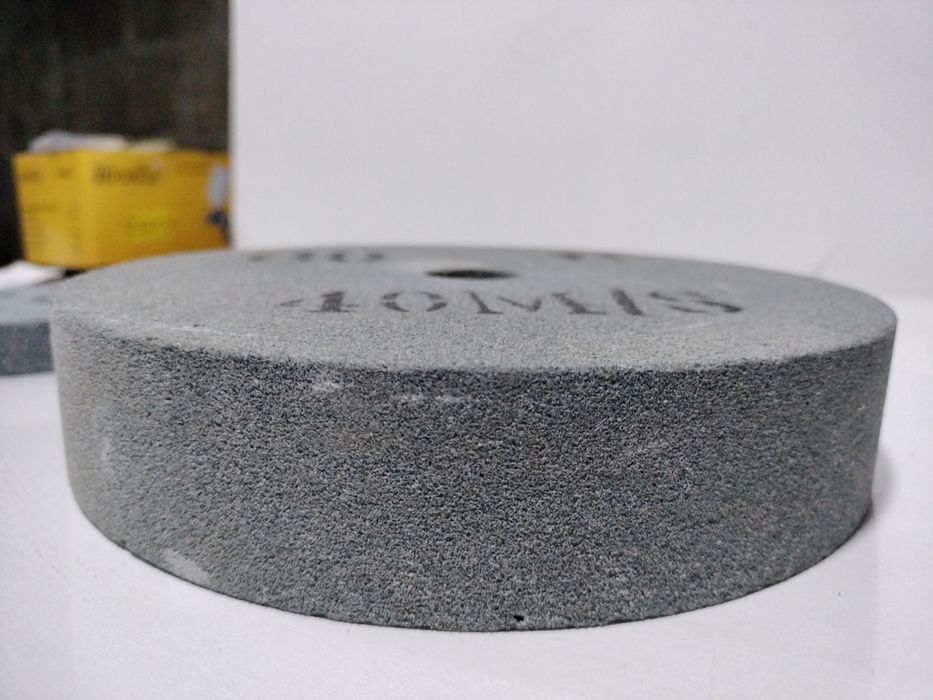 Pedra de esmeril. Dimensões: diâmetro 20cm.altura:4cm. Furo:2,5vm.