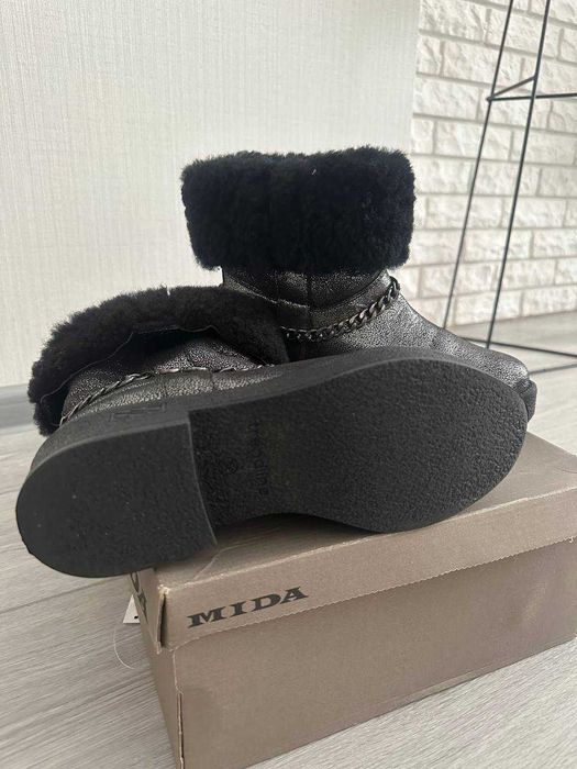 Продам зимові ботинки Mida