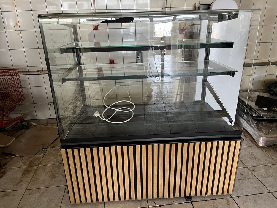 Witryna cukiernicza Igloo Cube neutralna bez chlodzenia