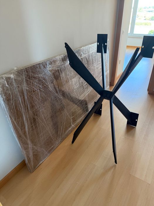 Dining Table – Area Brand in Good Condition64553050477441122