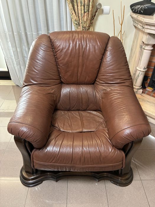 Sofás de pele e madeira