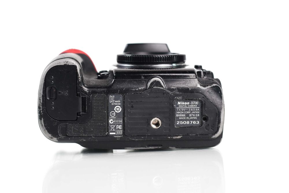 NIKON d700 PEŁNA KLATKA + 2 baterie + ładowarka + karta 16GB + pasek