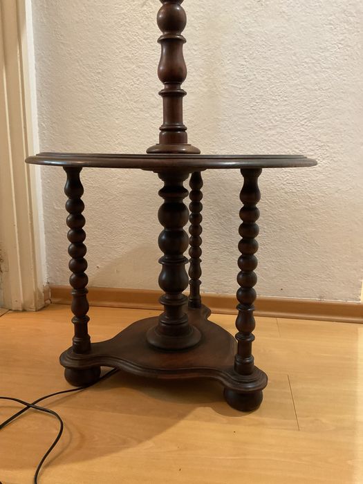 Candeeiro de pé com mesa de apoio