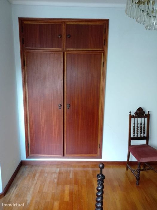 Apartamento T4+1 em Rés-do-chão — Bom estado.