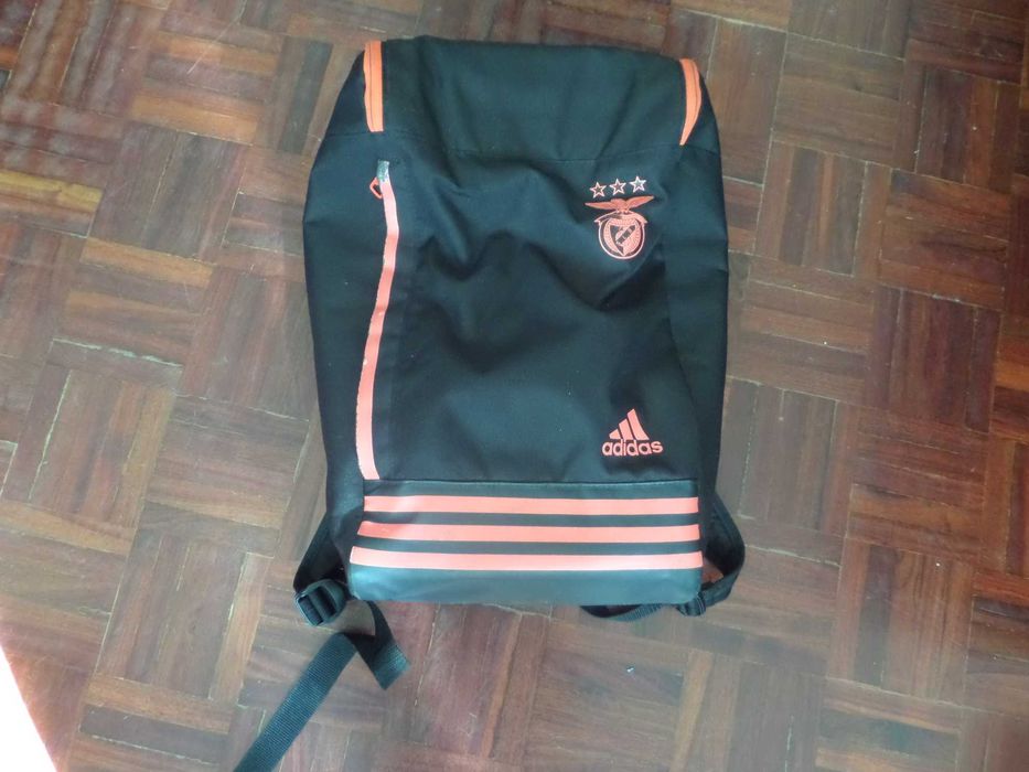 Mochila da Adidas, Preta com Perfis Vermelhos e Simbolos do Benfica. Ideal para desporto ou viagens