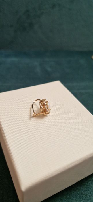 Złote kolczyki z opalem i cyrkoniami