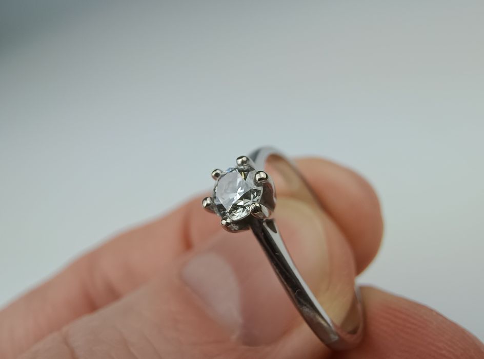 Złoty pierścionek z brylantem.