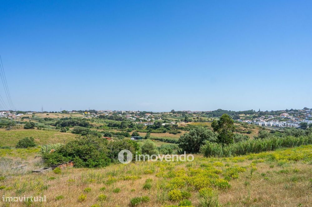 Moradia T4 mais Anexo T1, com jardim, na Caparica