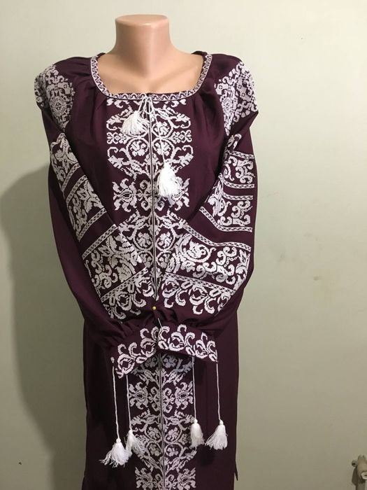 Вишиванки, плаття.