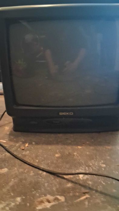 televisão pequena a funcionar