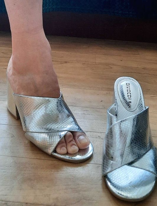 Eleganckie, stylowe,  klapki muly na grubym srebrnym obcasie Divided