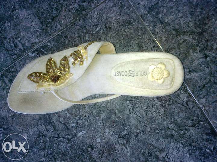 Chinelos novos em bege