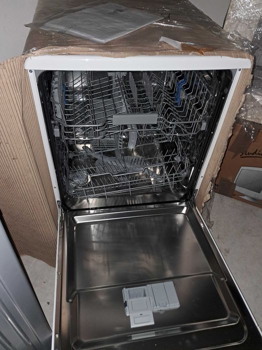 Máquina de lavar loiça Indesit D2F HD624 A com 1 ano de uso