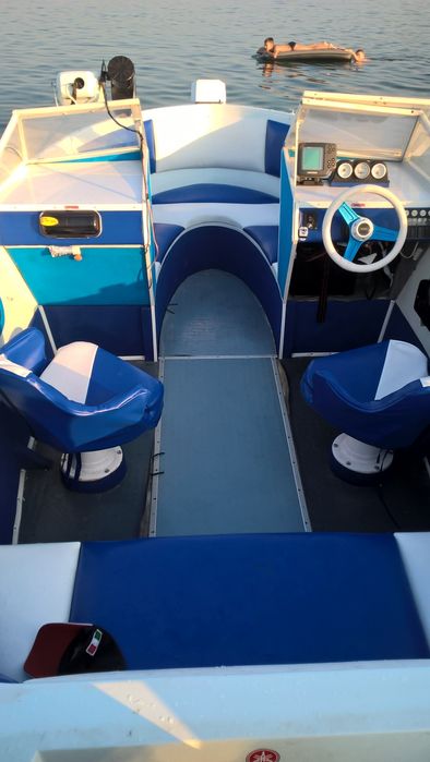 Катер с двигателем Mercury 90