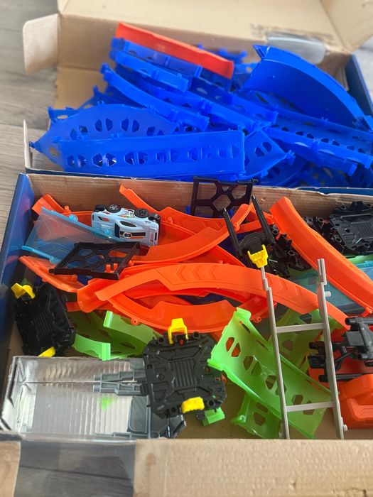 Tory wyścigowe z samochodzikami