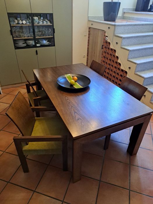 Vendo conjunto de mesa de jantar e 4 cadeiras usadas , tudo em hom estado
