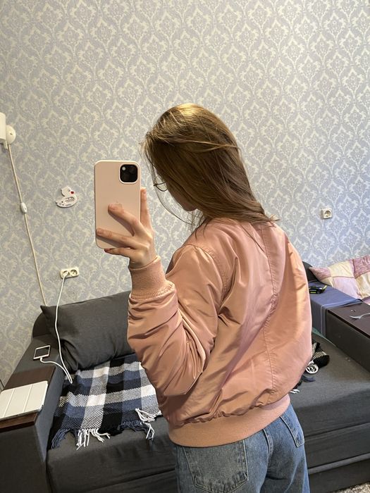 Бомбер рожевий stradivarius