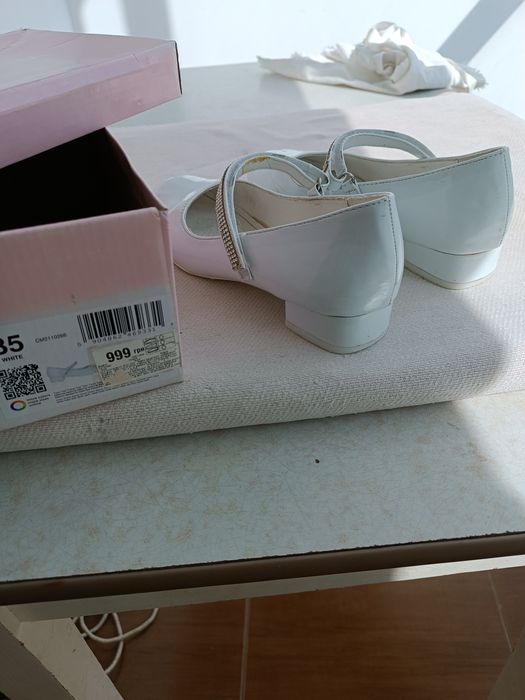 Туфельки лакові білі 35 розмір