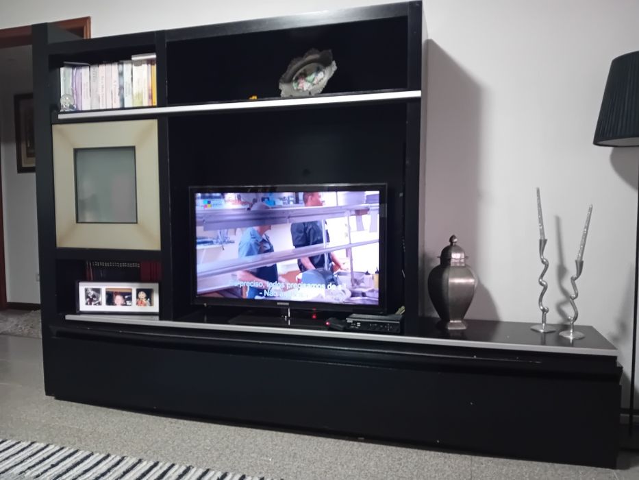 Estante preto e cinza