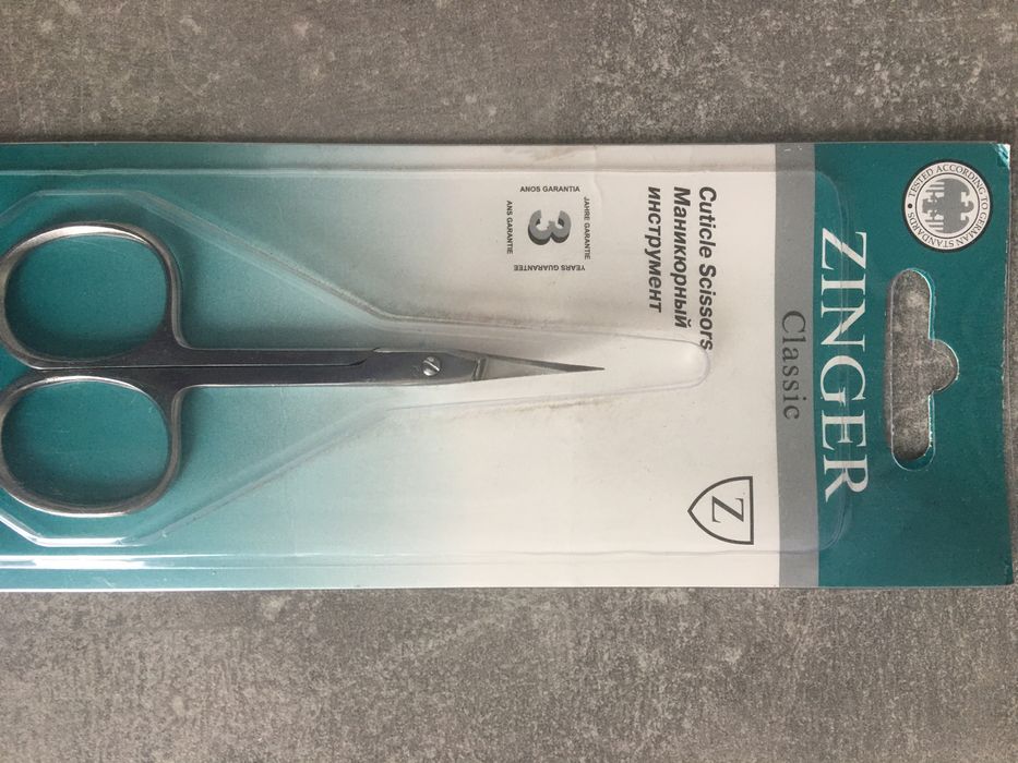 Маникюрные ножницы для кутикулы и кусачки.