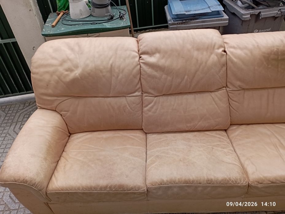 Vendo Sofá, em pele , precisa de uma limpeza