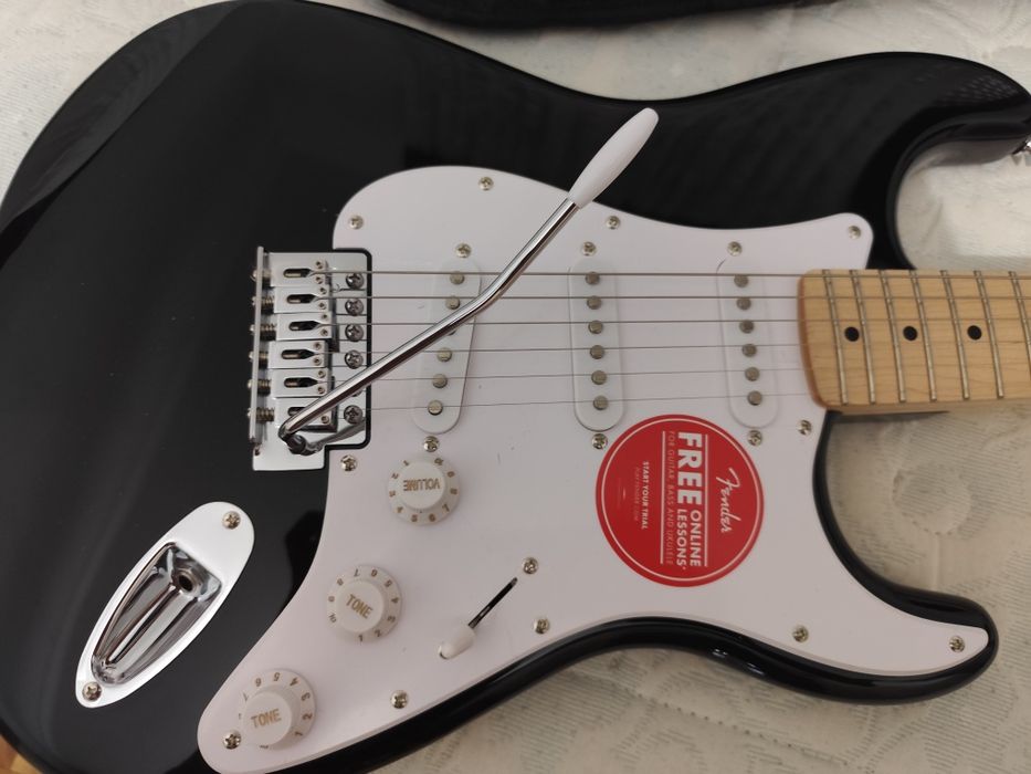 Guitarra elétrica com amplificador nova usada duas vezes
