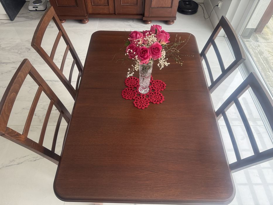 Stół drewniany z 4 krzesłami