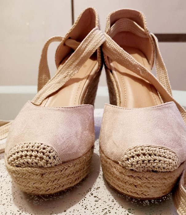 Nowe jasnoróżowe zamszowe sandały na koturnie, rozm 40